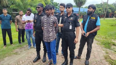র‍্যাবের হাতে গ্রেফতার স্বাধীন