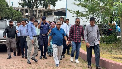 হিলি স্থলবন্দর পরিদর্শনে উপদেষ্টা এম সাখাওয়াত হোসেন