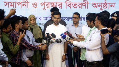 শনিবার বিকালে রাজশাহীর বিভাগীয় স্টেডিয়ামে সাংবাদিকদের সঙ্গে কথা বলছেন উপদেষ্টা আসিফ মাহমুদ