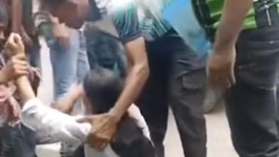 অজ্ঞান যাত্রীদের উদ্ধার করে হাসপাতালে পাঠান স্থানীয়রা