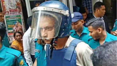 আদালত চত্বরে মোজাম্মেল বাবু