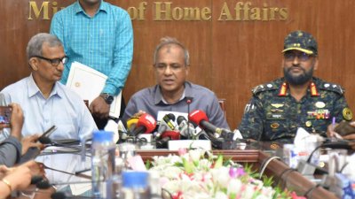 সাংবাদিকদের সঙ্গে কথা বলছেন স্বরাষ্ট্র উপদেষ্টা লেফটেন্যান্ট জেনারেল (অব.) মো. জাহাঙ্গীর আলম চৌধুরী।