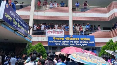 টানিয়ে দেওয়া হয় ব্যানার