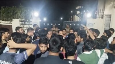 জাহাঙ্গীরনগর বিশ্ববিদ্যালয়ের আবাসিক হলগুলোতে ছাত্ররাজনীতি নিষিদ্ধের দাবিতে বিক্ষোভ করেছেন শিক্ষার্থীরা