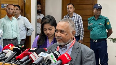 সাংবাদিকদের সঙ্গে কথা বলছেন ডা. সৈয়দ আব্দুল্লাহ মুহাম্মদ তাহের
