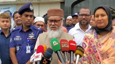 সাংবাদিকদেন সঙ্গে কথা বলছেন ড. আ ফ ম খালিদ হোসেন