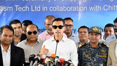 রবিবার চট্টগ্রাম বন্দরে নিউ মুরিং কনটেইনার টার্মিনালে শিপিং এবং লজিস্টিক এজেন্ট ডেস্ক উদ্বোধন শেষে সাংবাদিকদের সঙ্গে কথা বলেন বিডা চেয়ারম্যান
