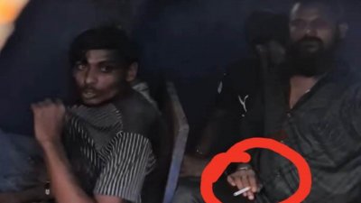 গাজীপুরে সাংবাদিক আসাদুজ্জামান তুহিন হত্যা মামলার প্রধান আসামি মিজান ওরফে কেটু মিজান প্রিজনভ্যানের ভেতরে থাকা অবস্থায় ধূমপান করছিলেন