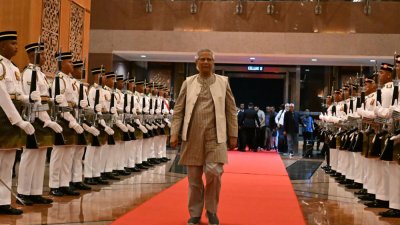 কুয়ালালামপুর বিমানবন্দরে প্রধান উপদেষ্টা মুহাম্মদ ইউনূসকে গার্ড অব অনার প্রদান করা হয়
