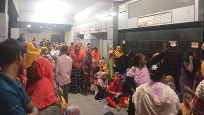 শ্রম ভবনের গেটে আন্দোলনকারী পোশাক শ্রমিকরা