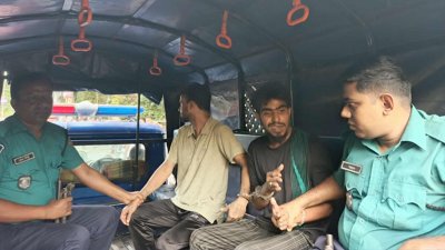 অস্ত্রসহ গ্রেফতার ২ দুই জনকে নিয়ে যাচ্ছে পুলিশ