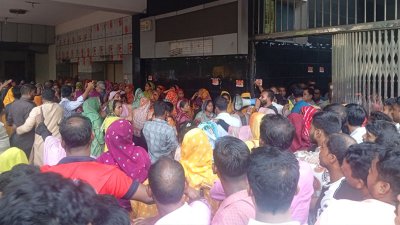 দাবি না মানা পর্যন্ত তারা সেখান থেকে সরবেন না বলে ঘোষণা দিয়েছেন