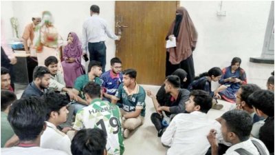 প্রশাসকের কার্যালয় অবরুদ্ধ করে রেখেছে শিক্ষার্থীরা