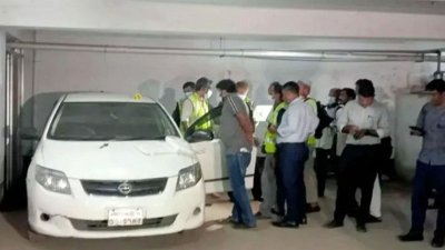এই গাড়ি থেকেই মরদেহ দুইটি উদ্ধার করা হয়