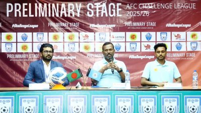 সংবাদ সম্মেলনে কথা বলছেন আবাহনী কোচ ও অধিনায়ক।