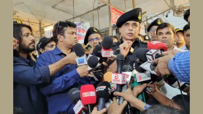 সাংবাদিকদের সঙ্গে কথা বলছেন র‌্যাব মহাপরিচালক (ডিজি) এ কে এম শহিদুর রহমান