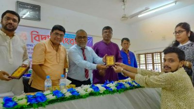 ২০১৮-১৯ শিক্ষাবর্ষের বিদায়ী শিক্ষার্থীদের ক্রেস্ট দিয়ে সংবর্ধনা দেওয়া হয়