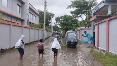 পানি ভেঙে স্কুলে যেতে হয় কোমলমতি শিশুদের
