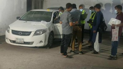 সিরাজুল ইসলাম মেডিক্যাল কলেজ হাসপাতালের পার্কিংয়ে থাকা প্রাইভেটকারটি (ছবি: সংগৃহীত)