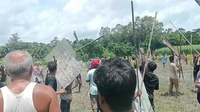 টিনের ঢাল ও লাঠি-দেশীয় অস্ত্র নিয়ে সংঘর্ষ
