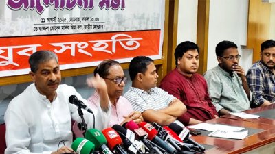 বক্তব্য রাখছেন শহীদ উদ্দিন চৌধুরী এ্যানি