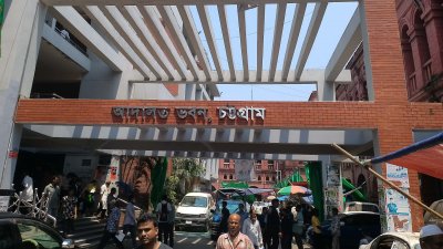 ইয়াবা দিয়ে ফাঁসানোর অভিযোগে দুই পুলিশ সদস্যের বিরুদ্ধে মামলা