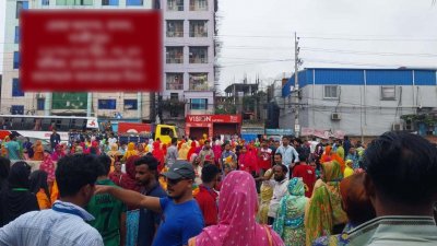 শ্রমিকরা ঢাকা-ময়মনসিংহ মহাসড়ক অবরোধ করায় যানজট সৃষ্টি হয়েছে