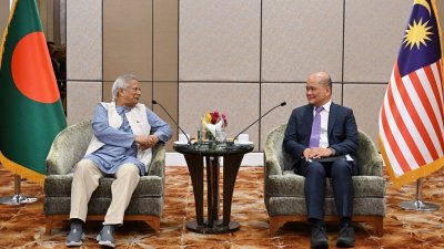 কুয়ালালামপুরে আজিয়াটা গ্রুপ মালয়েশিয়ার চেয়ারম্যান শাহরিল রিদজা রিদজুয়ান প্রধান উপদেষ্টা মুহাম্মদ ইউনূসের সঙ্গে সাক্ষাৎ করেন