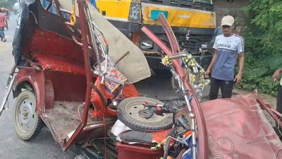 ট্রাকের ধাক্কায় অটোরিকশাটি ভেঙেচুরে যায়