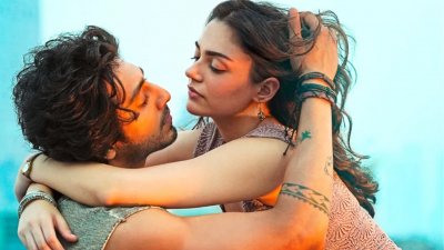 ‘সাইয়ারা’ সিনেমায় আহান পান্ডে ও অনীত পাড্ডা