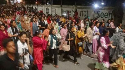 রাতে হলের গেট ভেঙে রাস্তায় বের হয়ে আসছেন নারী শিক্ষার্থীরা