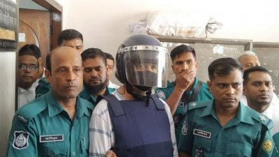 আদালত চত্বরে খায়রুল বাশার বাহার (ফাইল ছবি)