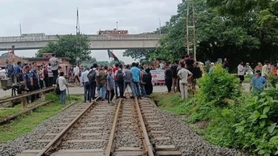 উল্লাপাড়া রেলওয়ে স্টেশন এলাকায় রেলপথ ব্লকেড করে বিক্ষোভ করছেন শিক্ষার্থীরা