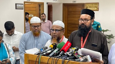 সাংবাদিকদের ব্রিফ করেন ইসলামী আন্দোলন বাংলাদেশের মুখপাত্র গাজী আতাউর রহমান