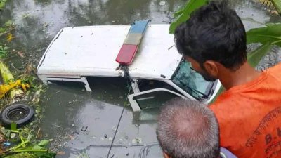 খাদে পড়ে যাওয়া অ্যাম্বুলেন্স