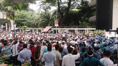 শিক্ষকদের ১২ প্রতিনিধি সচিবালয়ে, বাকিরা রাস্তায় অবস্থান করছেন