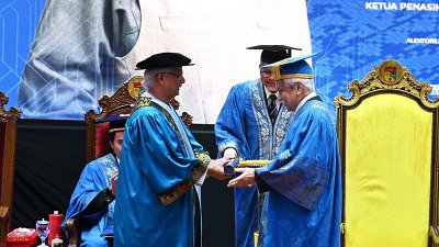 ড. মুহাম্মদ ইউনূসের হাতে সম্মাননা ডিগ্রি তুলে দেন ইউনিভার্সিটি কেবাংসান মালয়েশিয়ার চ্যান্সেলর তুয়াঙ্কু মুহরিজ ইবনে আলমারহুম তুয়ানকু মুনাওইর