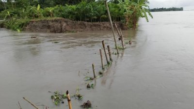 তিস্তার পানি বেড়ে খালের ভেতর দিয়ে প্রবাহিত হচ্ছে, খালের তীরে ভাঙন