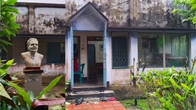 নেত্রকোনা জেলা শহরের সাতপাই এলাকায় যতীন সরকারের ‘বানপ্রস্থ’ নামের বাসভবন