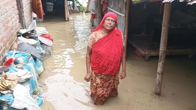 ইতিমধ্যে নিম্নাঞ্চলের বাড়িঘরে পানি ঢুকে কয়েকশ পরিবার পানিবন্দি হয়ে পড়েছে