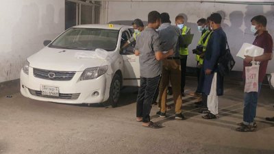 রাজধানীর মৌচাকে ১১ আগস্ট দুপুরে প্রাইভেটকার থেকে দুইজনের মরদেহ উদ্ধার করা হয়। ছবি: সংগৃহীত
