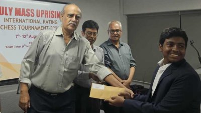 পুরস্কার নিচ্ছেন সাকলাইন