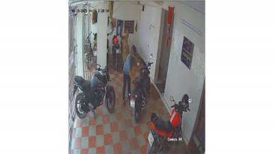 পার্কিং থেকে মোটরসাইকেল চুরির দৃশ্য