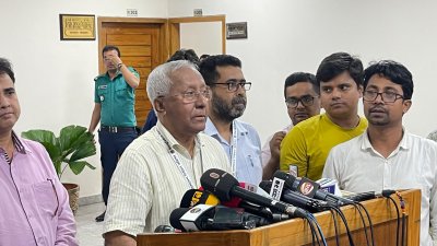 সাংবাদিকদের ব্রিফ করেন নির্বাচন কমিশন সচিবালয়ের সিনিয়র সচিব আখতার আহমেদ