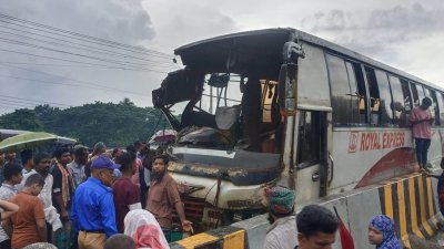 দুমড়েমুচড়ে যাওয়া রয়েল এক্সপ্রেসের বাস