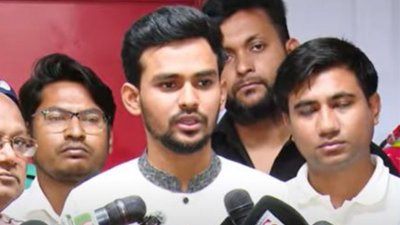 সাংবাদিকদের সঙ্গে কথা বলছেন আসিফ মাহমুদ