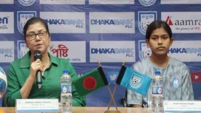 সংবাদ সম্মেলনে কিরণ ও অর্পিতা (ছবি: বাফুফে)
