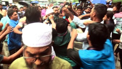 চিকিৎসক-নার্সরা মাঠে নেমে দুই অনশনকারীকে উঠিয়ে দিয়েছেন