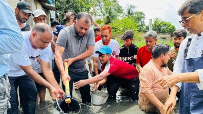 খালের ময়লা পরিষ্কার কর্মসূচির উদ্বোধন করেন কুমিল্লা দক্ষিণ জেলা বিএনপির আহ্বায়ক কমিটির সদস্য আমিন উর রশিদ ইয়াছিন