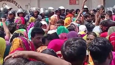 সাভারের আশুলিয়ায় বকেয়া বেতনের দাবিতে সড়ক অবরোধ করে বিক্ষোভ করেছেন শ্রমিকরা